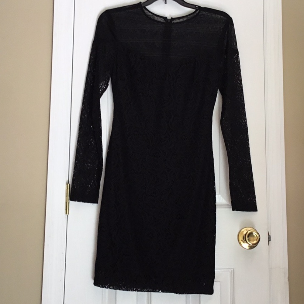 Guess black laced sleeve dress size 2. Very comfy. Stretch lace.